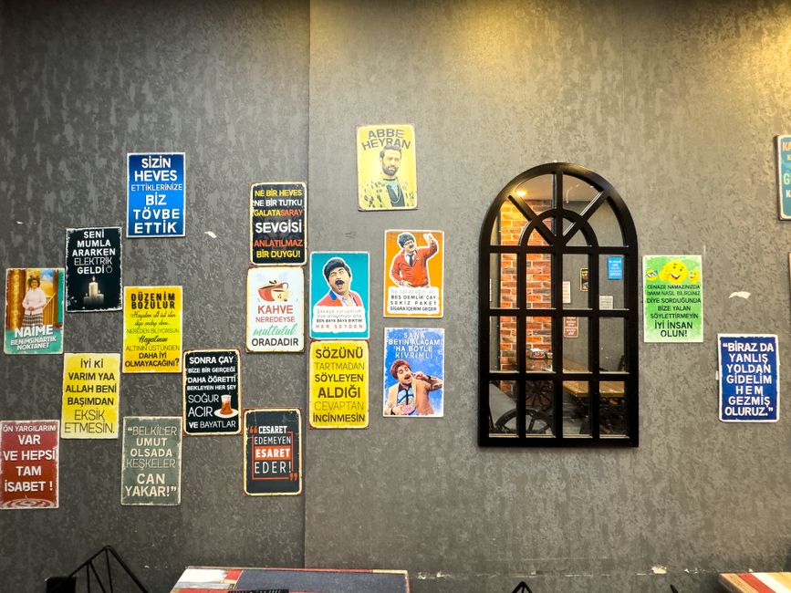 Retro vliegtuigposter siert industriële loftmuur.