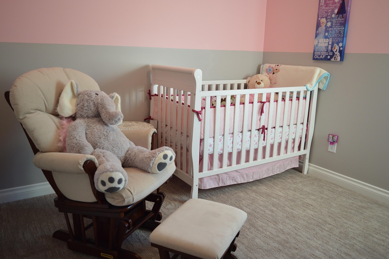Kinderslaapkamer met kleurrijk autobehang. Kinderslaapkamer met kleurrijk autobehang.