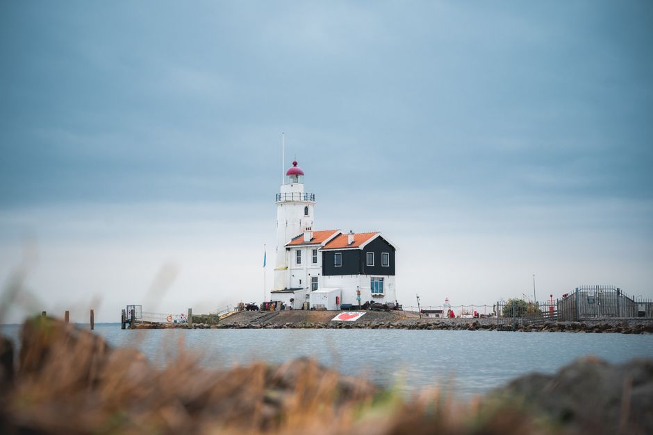 Vuurtorenposter met herfstbladeren en schelpen. Vuurtorenposter met herfstbladeren en schelpen.